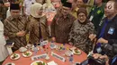 Pasangan calon gubernur Sudirman Said dan Ida Fauziah saat menghadiri pengundian nomor urut calon Gubernur dan Wakil Gubernur Jawa Tengah , Selasa (13/2) malam. Sudirman Said dan Ida Fauziah mendapatkan nomor dua.  (Liputan6.com/Gholib)