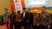 Menteri Komunikasi dan Informatika, Rudiantara (tengah, berpeci) bersama para direksi & manajemen operator Telkomsel, XL, Indosat, Tri, dan Smartfren di acara Indonesia LTE Conference 2016 di Jakarta, Rabu (18/5/2016). (Liputan6.com/Corry Anestia)