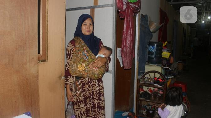Bu Rahmadi, istri ketua RT yang tinggal di bedeng sempit setelah rumah mereka digusur untuk pembuangan lumpur normalisasi Banjir Kanal timur Semarang. (foto: Liputan6.com/erlinda puspita wardhani/edhie prayitno ige)