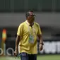 Pelatih Persela Lamongan, Herry Kiswanto saat melawan PS TNI pada lanjutan Liga 1 Indonesia 2017 di Stadion Pakansari, Bogor, Sabtu (27/5/2017). (Bola.com/Nicklas Hanoatubun)