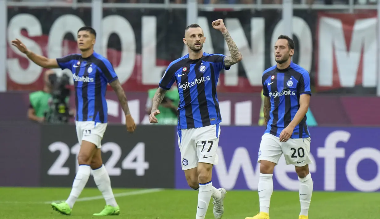 Gelandang Inter Milan, Marcelo Brozovic berselebrasi setelah mencetak gol ke gawang AC Milan pada pertandingan lanjutan Liga Serie A Italia di stadion San Siro di Milan, Italia, Sabtu (3/9/2022). AC Milan menang tipis atas Inter Milan 3-2. (AP Photo/Luca Bruno)
