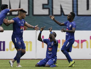 Gelandang Arema FC, Makan Konate, merayakan gol ke gawang Bhayangkara FC pada laga perempat final Piala Presiden 2019 di Stadion Patriot, Bekasi, Sabtu (30/3). Bhayangkara kalah 0-4 dari Arema. (Bola.com/Yoppy Renato)