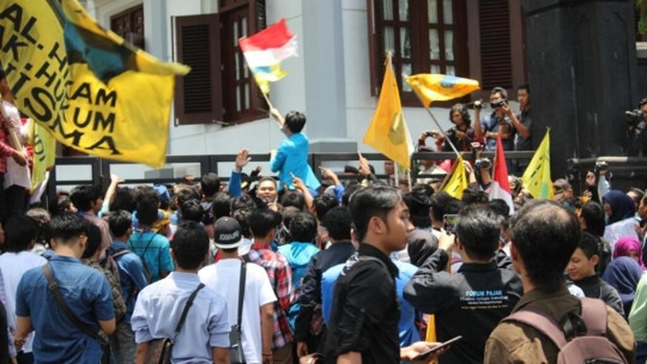 Massa PMII gelar demo setahun Jokowi-JK di DPRD Malang