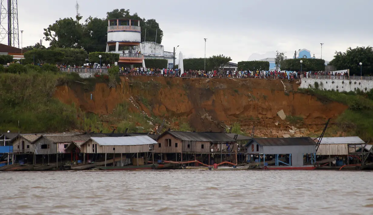 Penambang emas ilegal berkumpul setelah puluhan tongkang dibakar oleh Institut Lingkungan dan Sumber Daya Alam Terbarukan Brasil di Sungai Madeira, Borba, Amazonas, Brasil, 28 November 2021. Lebih dari 60 tongkang penambang emas ilegal dibakar. (AP Photo/Edmar Barros)