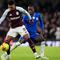 Ollie Watkins dan Trevoh Chalobah berebut bola dalam laga Liga Inggris antara Chelsea vs Aston Villa di Stamford Bridge, 27 Desember 2025. (Adam Davy/PA via AP)