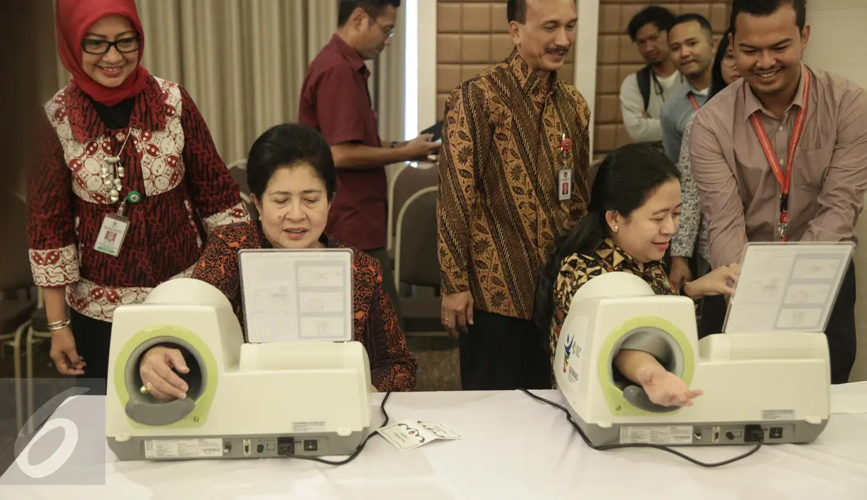 Menko bidang Pembangunan Manusia dan Kebudayaan (PMK) Puan Maharani dan Menteri Kesehatan Nila F Moeloek mencoba langsung alat pengukur tekanan darah mandiri di kantor Kemenko PMK Jakarta, Rabu (22/2). (Liputan6.com/Faizal Fanani)