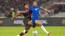 Joao Pedro (kanan) berduel dengan Koni De Winter dalam laga pramusim antara Chelsea dan AC Milan di Stadion Utama Gelora Bung Karno (SUGBK), Jakarta, Sabtu (8/8/2026) malam WIB. Joao Pedro tampil gemilang dengan mencetak dua gol yang membantu Chelsea meraih kemenangan 3-0 atas AC Milan. (KapanLagi.com/Budy Santoso)