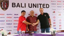 Hans Peter Schaller saat diresmikan jadi pengganti Indra Sjafri di Bali United, Senin (6/2/2017). (Bola.com/Muhammad Qomarudin)