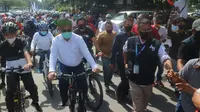 Akhyar Nasution-Salman Alfarisi bersepeda ke Kantor KPU Medan untuk daftar Pilwalkot Medan.