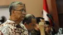 Ketua Komisi Kejaksaan Sumarno menyimak aduan keluarga korban pelanggaran HAM di kantornya, Jakarta, Jumat (11/3/2016). Keluarga korban mengadukan Jaksa Agung dalam penyidikan perkara pelanggaran HAM berat. (Liputan6.com/Helmi Fithriansyah)
