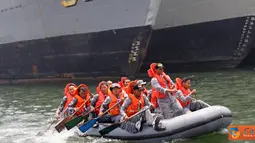 Citizen6, Jakarta: Pelaku latihan SAR dan Sea Survival Kolinlamil 2012 melaksanakan praktek lapangan materi dayung yang dilaksanakan  di Dermaga Kolinlamil, Tanjung Priok, Jakarta, Rabu (5/9).