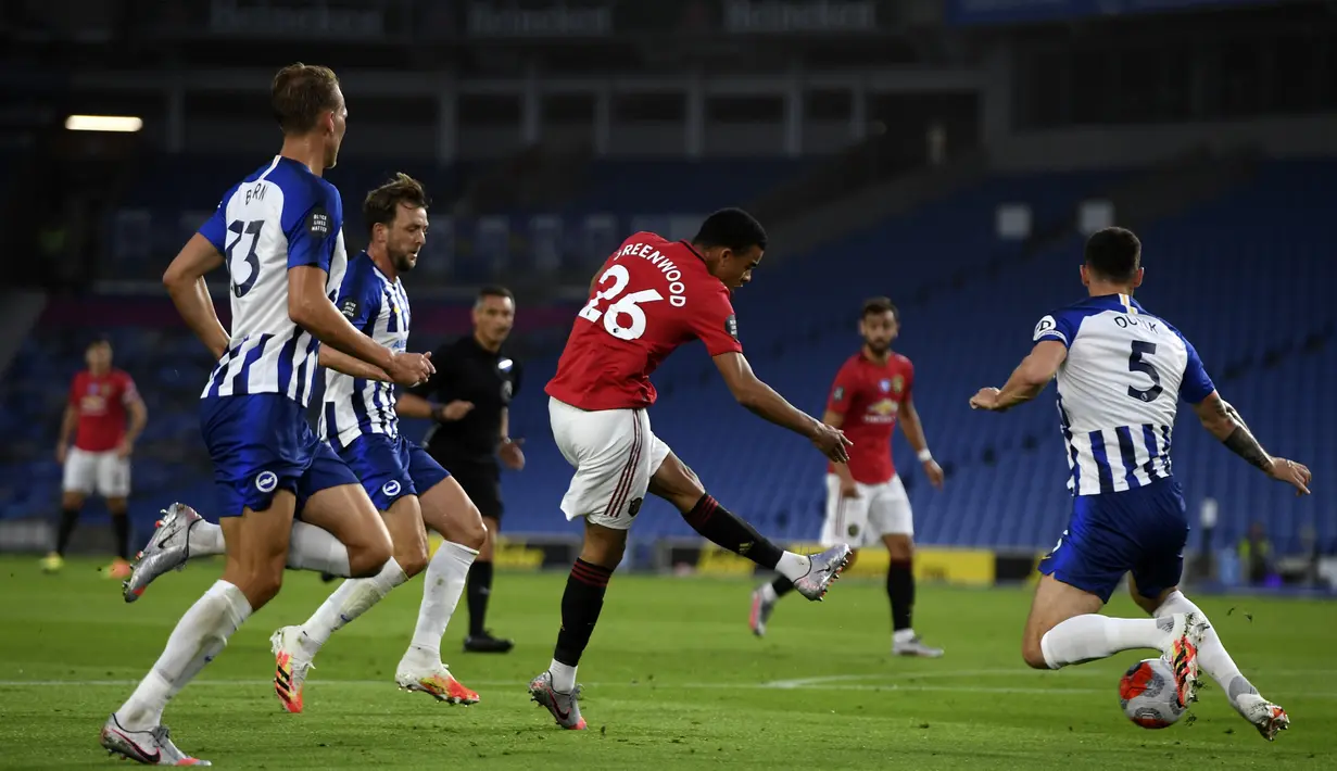 Pemain Manchester United Mason Greenwood  (tengah) mencetak gol ke gawang Brighton pada pertandingan Premier League di Stadion AMEX, Brighton, Inggris, Selasa (30/6/2020). Manchester United menang 3-0 dengan dua gol dicetak Bruno Fernandes. (Andy Rain/Pool via AP)