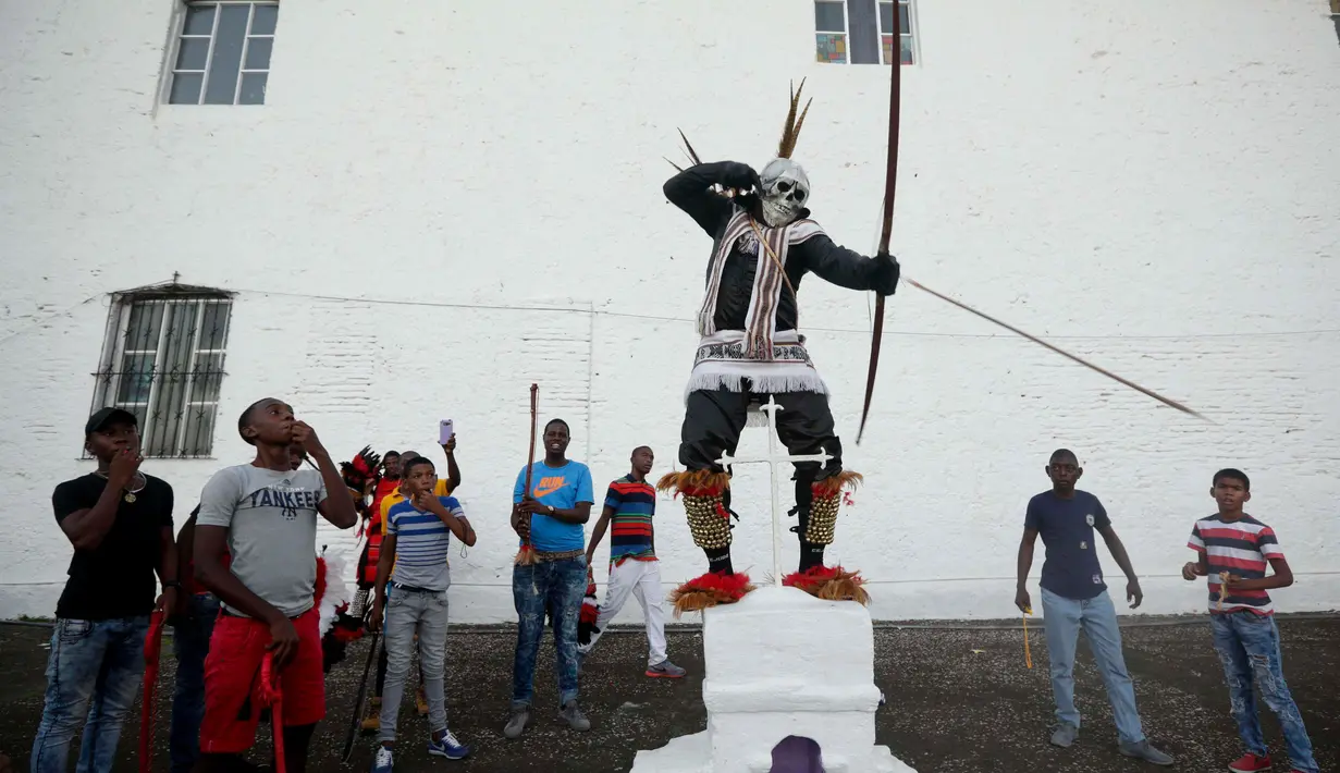 Penampilan seorang pria yang mengenakan kostum setan saat festival Congos and Devils di Gereja San Felipe di Portobelo, Panama (18/3). Festival ini digelar dua tahun sekali di kota bersejarah sepanjang pantai Atlantik Panama. (AP Photo / Arnulfo Franco)