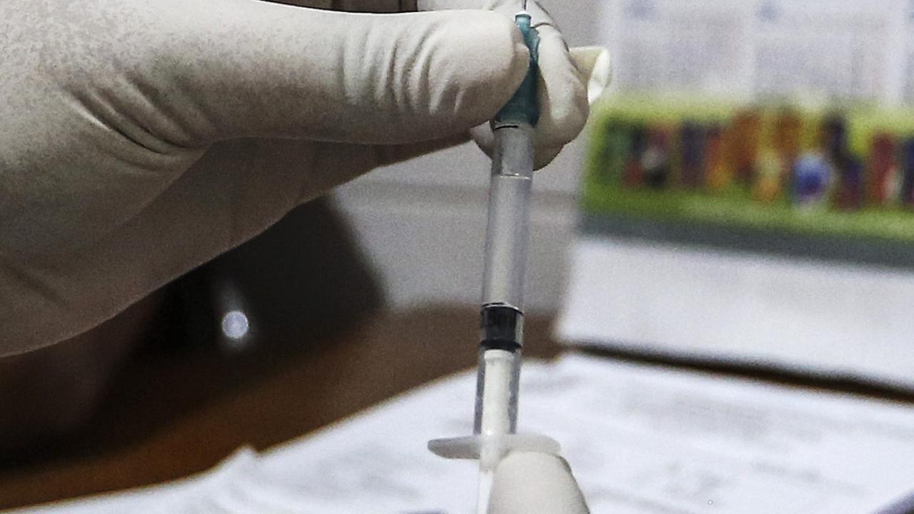 FOTO: Tenaga Kesehatan Jalani Vaksinasi COVID-19 Tahap Kedua di Puskesmas Palmerah