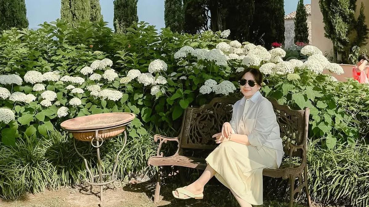 Model Sandal Jepit Nagita Slavina saat Liburan di Italia, Referensi Tampil Simpel dan Berkelas