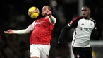 Pemain Rotherham United Dexter Lembikisa (kiri) berebut bola dengan pemain Fulham Issa Diop pada pertandingan sepak bola putaran ketiga Piala FA di Craven Cottage, London, Inggris, Jumat (5/1/2024). (Adam Davy/PA via AP)