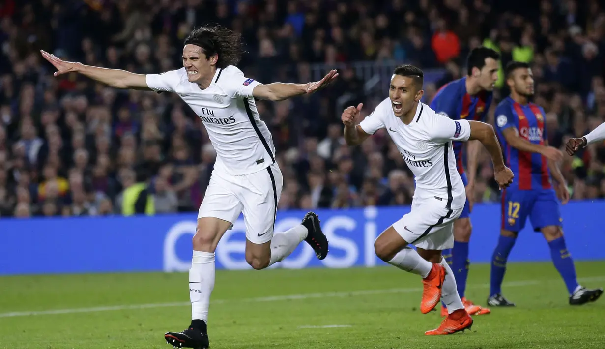 Pemain PSG, Edinson Cavani sempat memperkecil ketinggalan, namun Barcelona mampu membalas dengan tiga gol pada leg kedua Babak 16 Besar Liga Champions di Camp Nou stadium, Barcelona, (8/3/2017). Barcelona menang 6-1. (AP/Emilio Morenatti)