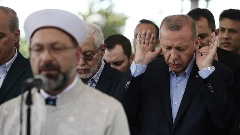 Erdogan dan Ribuan Rakyat Turki Salat Gaib untuk Morsi
