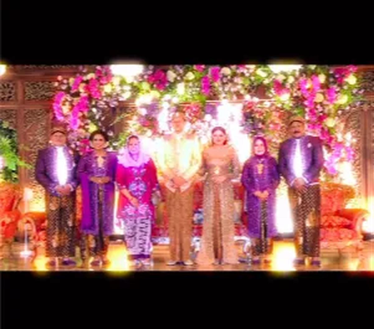 "Seperti hujan yang turun malam ini, semoga kebahagiaan dan kebaikan akan mengalir deras dalam kehidupan mereka untuk selamanya," tutup Yenny. <br>