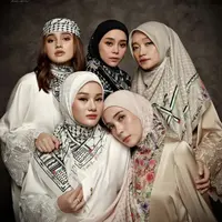 Aksi selebritas tanah air dalam membela Palestina cukup nyata. Kali ini Syifa Hadju - Lesti Kejora tampil dalam satu frame berbalut scarf hijab yang menawan. [Foto: Instagram.com/ayudyahandari]
