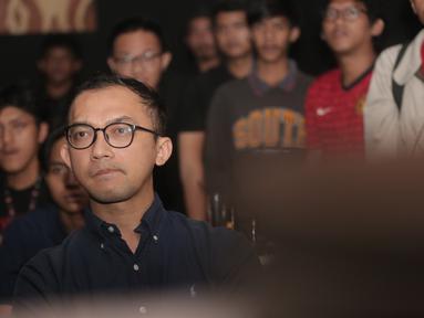 Ekspresi kecewa sejumlah fans MU yang tergabung dalam United Army Indonesia saat Roaring Night Liga Inggris antara Manchester City melawan Manchester United di Fomo Bar, Melawai, Jakarta, Minggu (03/03/2024) malam WIB. (Bola.com/Pradipta Rama Baskara)