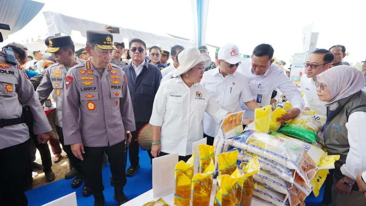 Kapolri Jenderal Polisi Listyo Sigit Prabowo dan Ketua Komisi IV DPR RI Siti Hediati Hariyadi melihat beras SPHP di tengah kegiatan panen raya di Kabupaten Ogan Komering Ulu Timur, Sumatera Selatan, Sabtu (27/9/2025) (Istimewa)