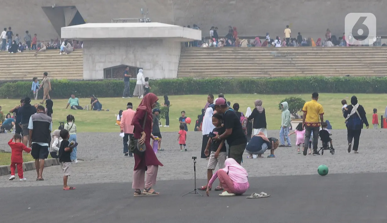 Liburan Natal 2023 dan Tahun Baru 2024, warga Jabodetabek dan sekitarnya baik dari luar pulau Jawa berlibur ke Monas. (merdeka.com/Imam Buhori)