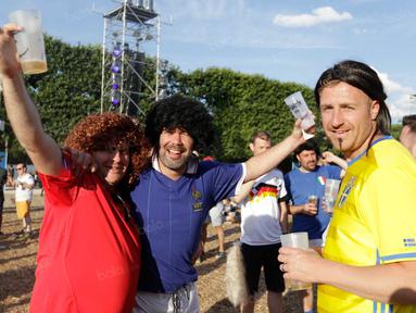 Sejumlah suporter bergaya menjadi bintang sepak bola dunia saat berada di fan zone kota Paris, Minggu (26/6/2016). (Bola.com/Vitalis Yogi Trisna)