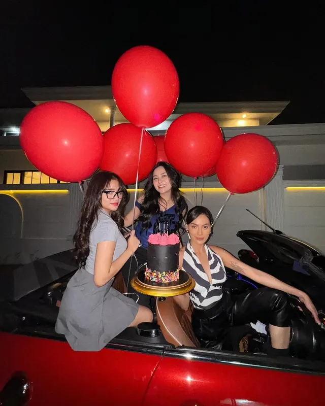 Pertemanannya dinilai tulus, ini 6 momen Fuji dan Erika Carlina rayakan ulang tahun Rachel Vennya