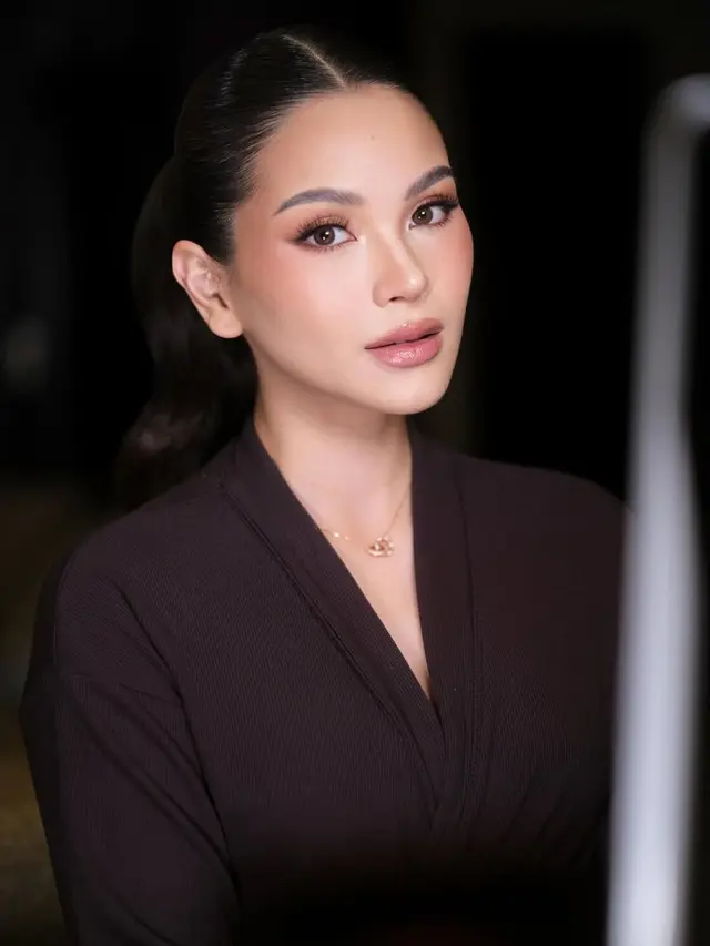 Pancarkan Pregnancy Glow, Pesona Bumil Alyssa Daguise Dipulas Soft Glam Makeup Look