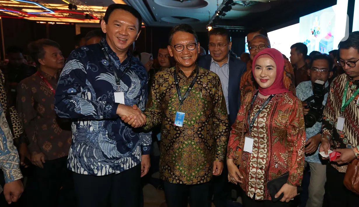 Menteri ESDM Arifin Tasrif (tengah) berjabat tangan dengan Komisaris Utama Pertamina Basuki Tjahaja Purnama didampingi Direktur Utama PT Pertamina (Persero) Nicke Widyawati saat menghadiri pembukaan Pertamina Energy Forum 2019 di Jakarta, Selasa (26/11/2019). (merdeka.com/Imam Buhori)