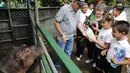 Dokter hewan Nikaragua Eduardo Sacasa mengajarkan anak-anak bagaimana memberi makan Fatima, bayi kuda nil berusia dua setengah tahun, di Kebun Binatang Masaya, Nikaragua (6/9/2019). (AFP Photo/Inti Ocon)