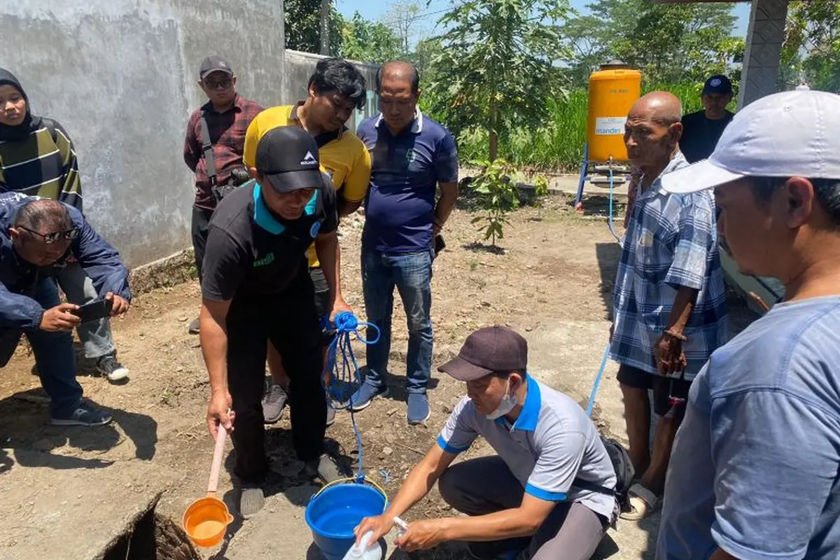 Sejumlah sumur warga Pesantren Kediri tercemar minyak. (humas.polri.go.id)