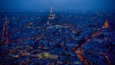 Pemandangan kota Paris saat sore hari dari atap gedung pencakar langit "The Tour Montparnasse", memperlihatkan Menara Eiffel dan kubah Hotel Les Invalides (kanan), Senin (8/1). Paris terkenal dengan keindahan di setiap sudutnya. (CHRISTOPHE SIMON/AFP)