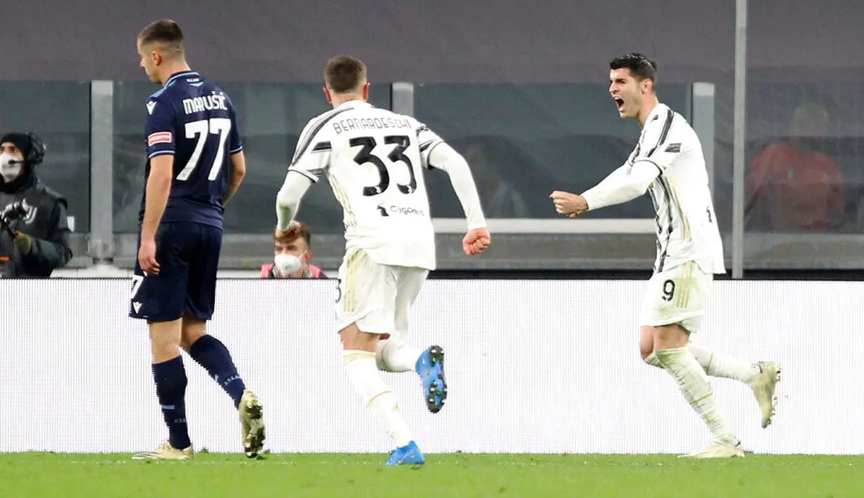 Penyerang Juventus, Alvaro Morata (kanan) berselebrasi usai mencetak gol ketiga timnya ke gawang Lazio pada pertandingan Liga Serie A Italia di Stadion Allianz Turin, Italia, Minggu (7/3/2021). Morata mencetak dua gol dan mengantar Juventus menang atas Lazio 3-1. (Tano Pecoraro/LaPresse via AP)