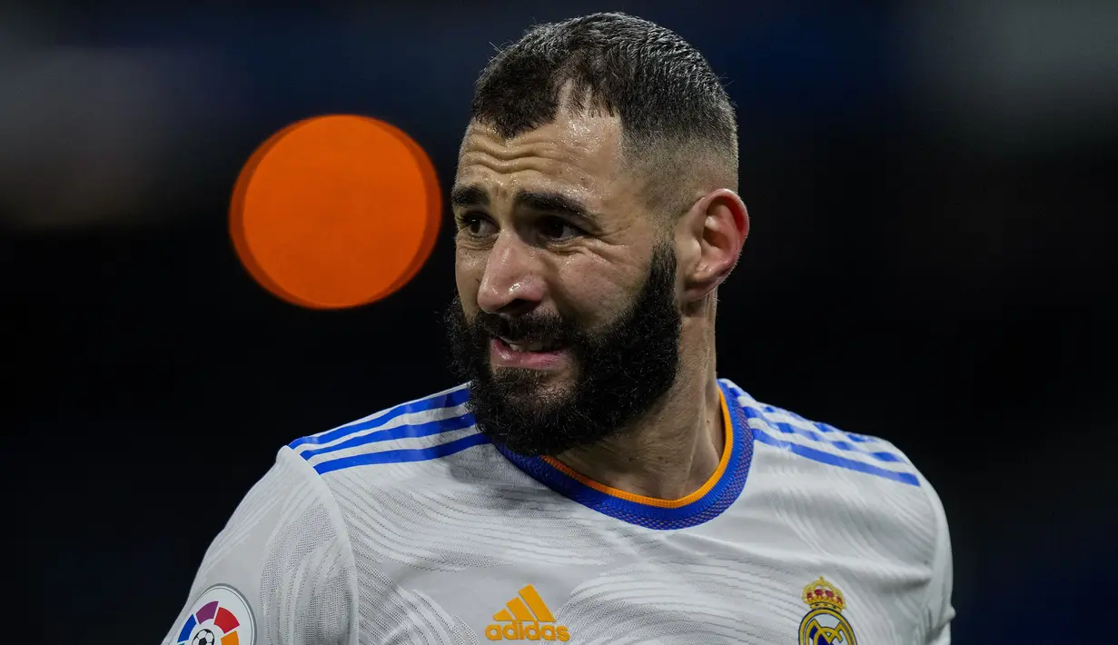 Sementara itu, Real Madrid yang hanya puas meraih satu poin tetap kokoh di puncak klasemen Liga Spanyol musim 2021/2022 dengan raihan 43 poin.(AP/Bernat Armangue)