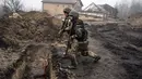 Tentara Ukraina mendekati parit yang digunakan tentara Rusia saat mereka merebut kembali sebuah daerah di pinggiran Kiev, Ukraina, Jumat, 1 April 2022. Sejak Rusia menginvasi Ukraina pada 24 Februari 2022, kini perang yang berkecamuk memasuki hari ke-37. (AP Photo/Rodrigo Abd)