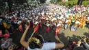 Peserta mengikuti flashmob 1745 penari yang membawakan tarian tradisional di kawasan Senayan, Jakarta, Minggu (21/8). Kegiatan bertajuk "Aku Indonesia-Bagimu Negeri Kami Menari" itu merupakan bagian dari perayaan HUT RI ke 71. (Liputan6.com/Fery Pradolo)