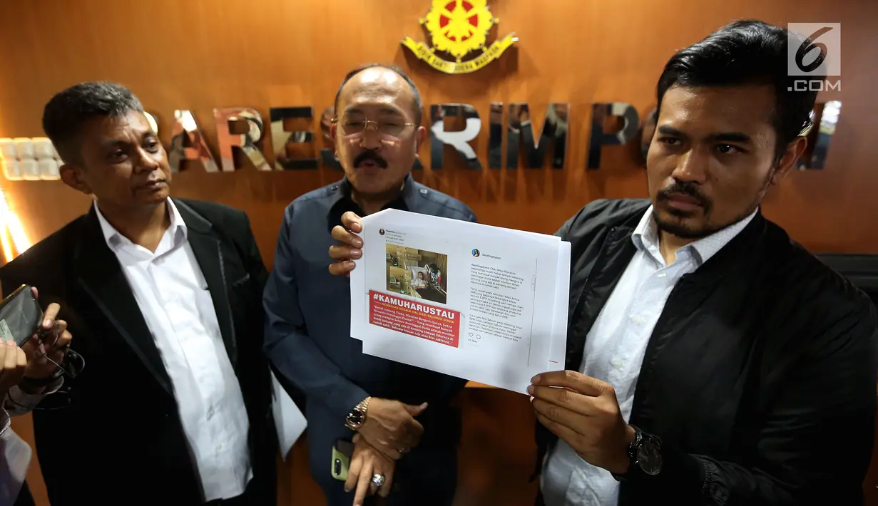 Tim kuasa hukum Setya Novanto menunjukkan meme yang beredar di internet di Direktorat Pidana Cyber Bareskrim Polri, Jakarta, Rabu (1/11). Terkait laporan itu, polisi pun telah menindaklanjutinya dengan menangkap satu orang. (Liputan6.com/JohanTallo)