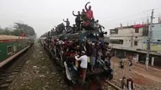 Muslim Bangladesh berada di atas kereta yang penuh sesak setibanya untuk menghadiri pertemuan Muslim tahunan 'Biswa Ijtema' di Dhaka, Minggu (12/1/2020). Bishwa Ijtema merupakan merupakan pertemuan terbesar kedua Muslim di dunia setelah haji. (AP/Mahmud Hossain Opu)
