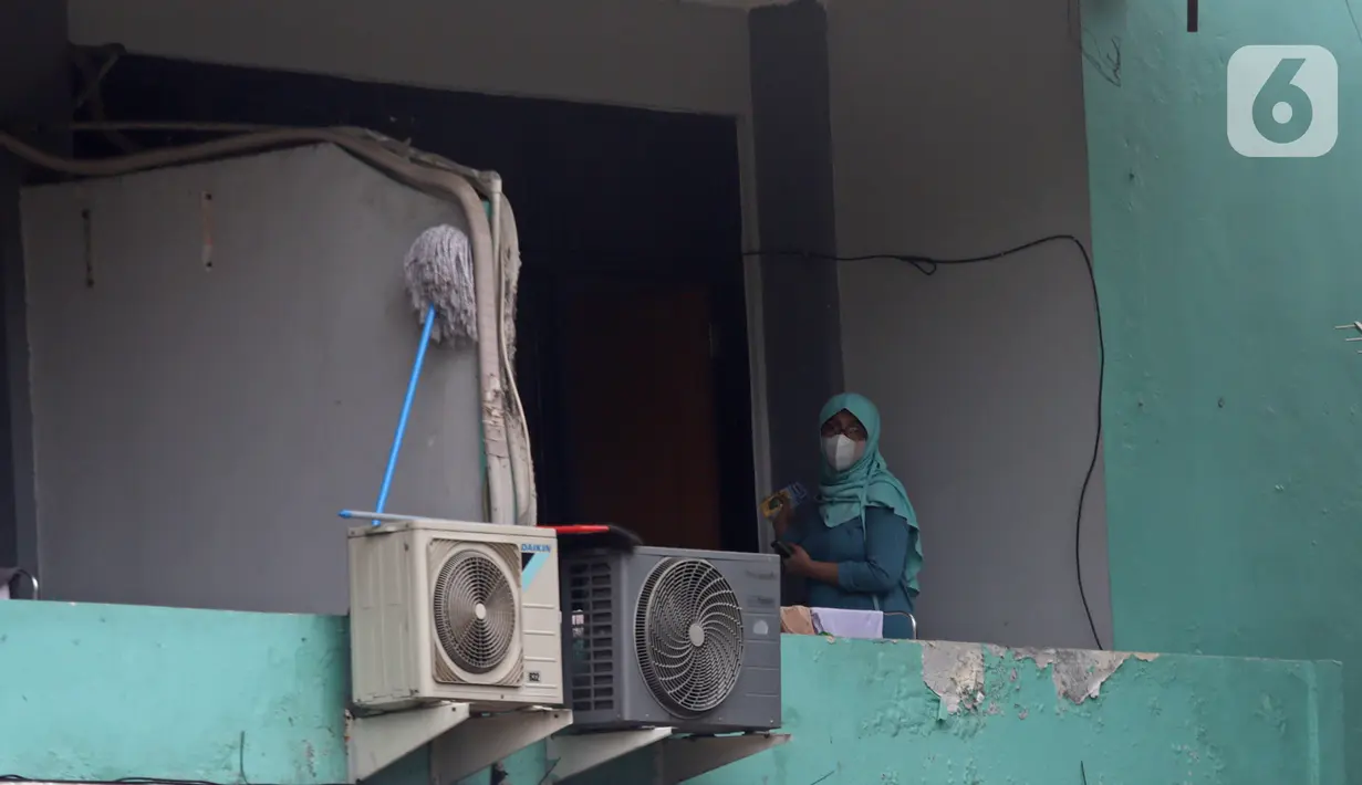 Pasien Covid dengan status Orang Tanpa Gejala beraktivitas di Graha Wisata Taman Mini, Jakarta Timur, Minggu (20/6/2021). Sejumlah wisma yang disiapkan Pemprov DKI untuk isolasi pasien Corona sudah terisi 80 persen, persabtu (19/06/2021). (Liputan6.com/Herman Zakharia)