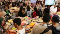 Pengunjung melihat-lihat buku pada gelaran Indonesia International Book Faor 2018 di Jakarta Convention Center, Minggu (16/9). Puluhan penerbit dari 17 negara hadir menyemarakkan perhelatan yang digelar selama lima hari. (Liputan6.com/Helmi Fithriansyah)