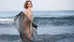 Aktris asal Italia Sonia Bergamasco berpose sebelum Festival film Venice ke-73 di Venice, Italia (30/8). Artis yang lahir pada 16 Januari 1966 ini tampil dengan gaun transparan saat bermain di pantai. (REUTERS/Alessandro Bianchi) 