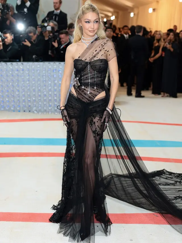 15 Selebriti dengan Busana Terbaik di Met Gala 2023, Anne Hathaway hingga Rihanna