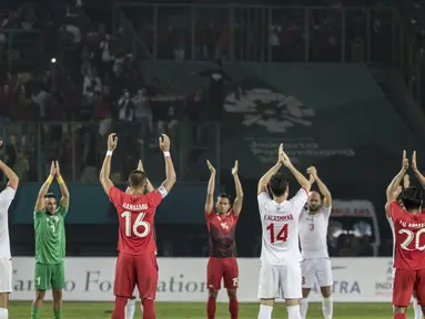 Pemain Indonesia dan Palestina melakukan viking clap pada laga Asian Games di Stadion Patriot, Jawa Barat, Rabu (15/8/2018). Indonesia takluk 1-2 dari Palestina. (Bola.com/Vitalis Yogi Trisna)