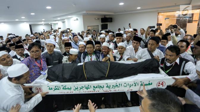 Umat muslim mengangkat jenazah KH Maimun Zubair atau Mbah Moen saat akan disemayamkan di Kantor Urusan Haji Daker Syisyah, Makkah, Arab Saudi, Selasa (6/8/2019). Mbah Moen adalah seorang ulama yang kharismatik dan bersahaja. (Liputan6.com/HO/Baharuddin/MCH)