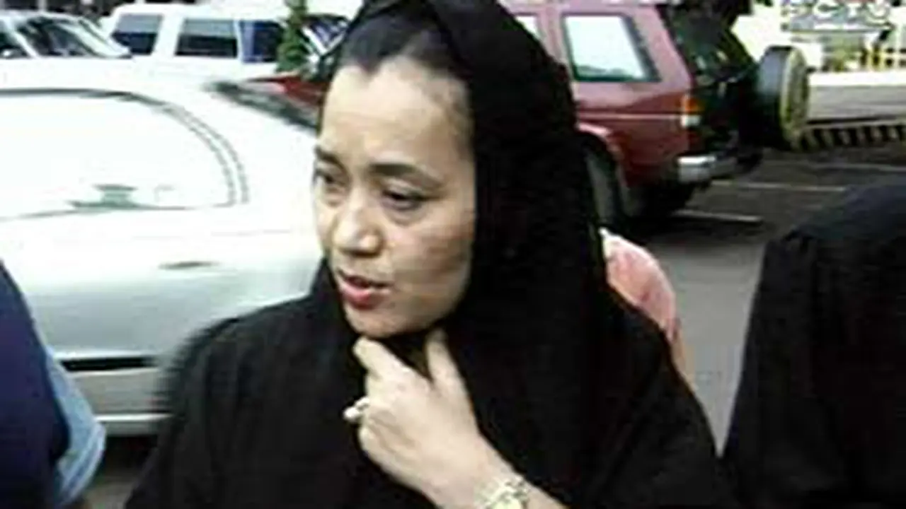 110302aAkbar_Istri.jpg