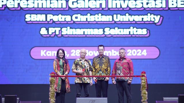 Head of Regional Development 2 Bursa Efek Indonesia Nur Rachma Handayanie, Rektor Universitas Kristen Petra Djwantoro Hardjito, Direktur PT Sinarmas Sekuritas Kie Kie, Direktur Pengawasan LJK 2 Otoritas Jasa Keuangan Provinsi Jawa Timur Asep Hikayat. (Dok