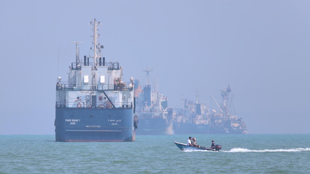 Harga Minyak Turun 6% Sepekan, Pasar Sambut Negosiasi Selat Hormuz