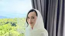 Melengkapi tampilannya dengan kerudung pashmina dengan rambut diikat dan model poni menjuntai. Wajahnya dipulas bluson coral dan lipstik pink. [@bebytsabina]